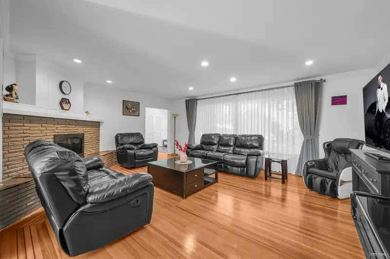 310 MACBETH CRESCENT - photo 2 of 25