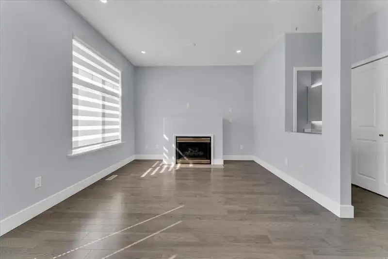 14852 58 AVENUE - photo 2 of 40