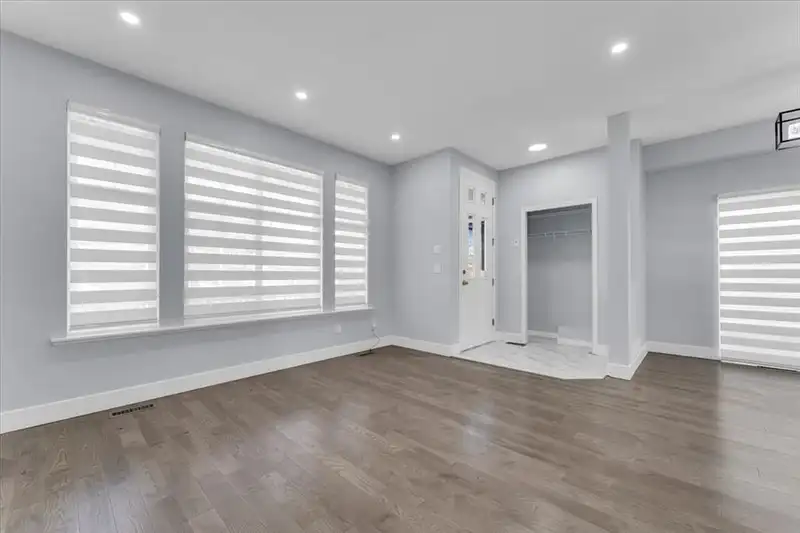 14852 58 AVENUE - photo 3 of 40