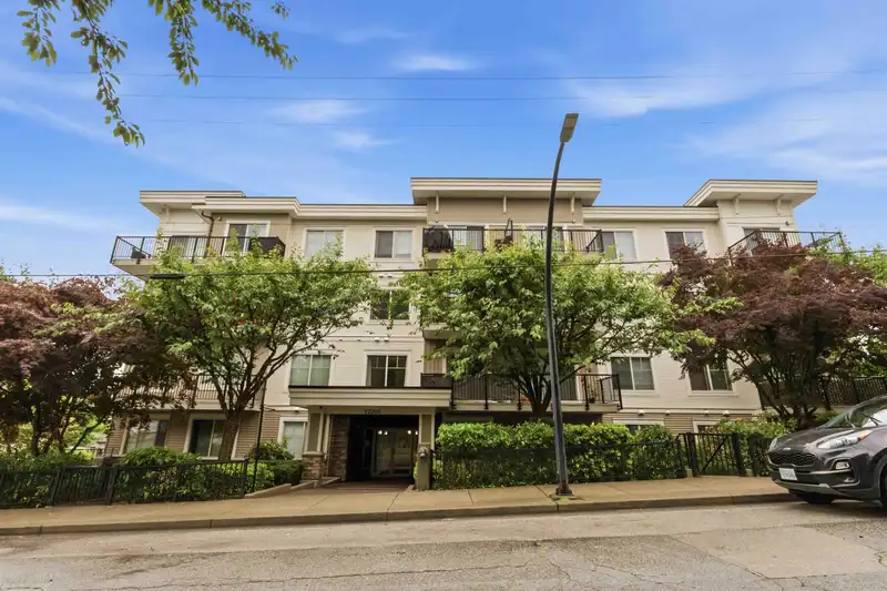 109 22290 NORTH AVENUE - photo 4 of 32