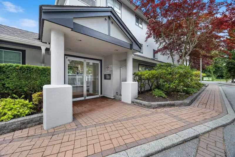 208 15272 20 AVENUE - photo 1 of 17