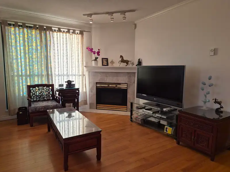 1506 6611 COONEY ROAD - photo 3 of 33