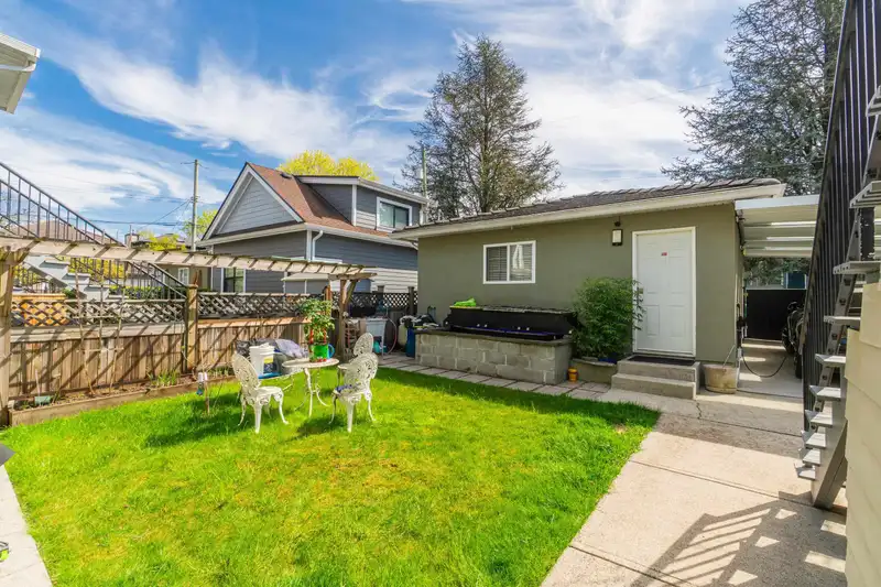 952 E 31ST AVENUE - photo 3 of 37