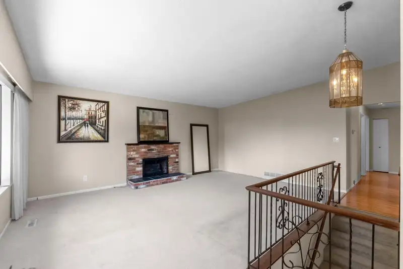 6680 COLTSFOOT DRIVE - photo 4 of 32