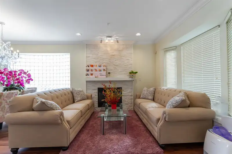55 DIEPPE PLACE - photo 3 of 22