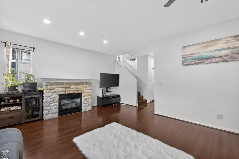 57 1010 EWEN AVENUE - photo 2 of 32