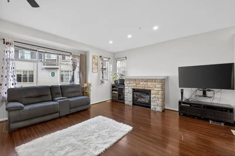 57 1010 EWEN AVENUE - photo 3 of 32