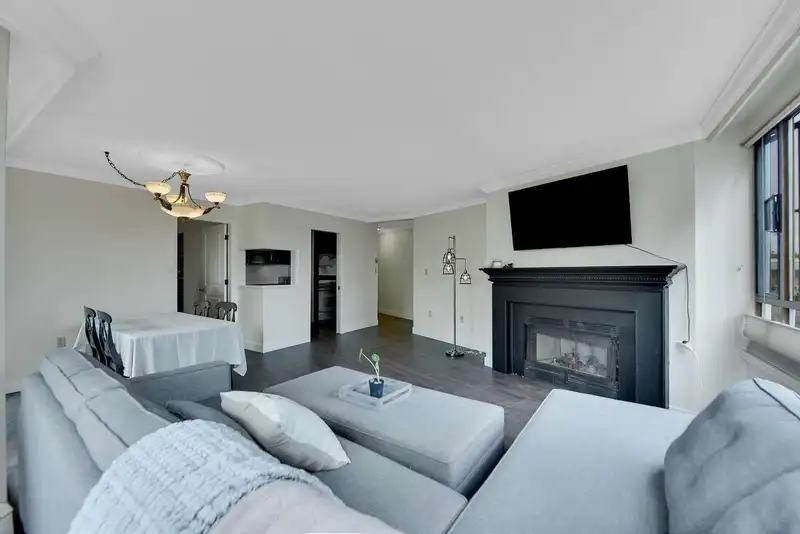 309 15111 RUSSELL AVENUE - photo 3 of 40