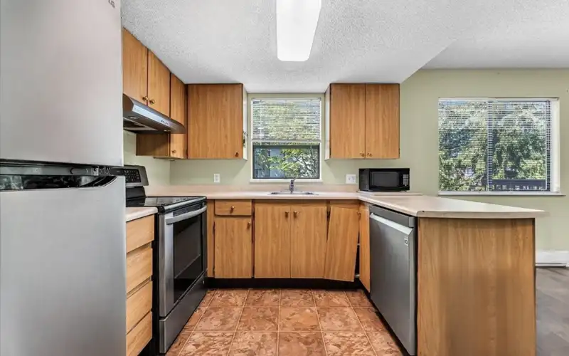 201 13316 71B AVENUE - photo 3 of 13