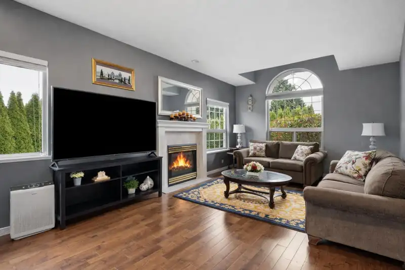 16583 10 AVENUE - photo 3 of 23