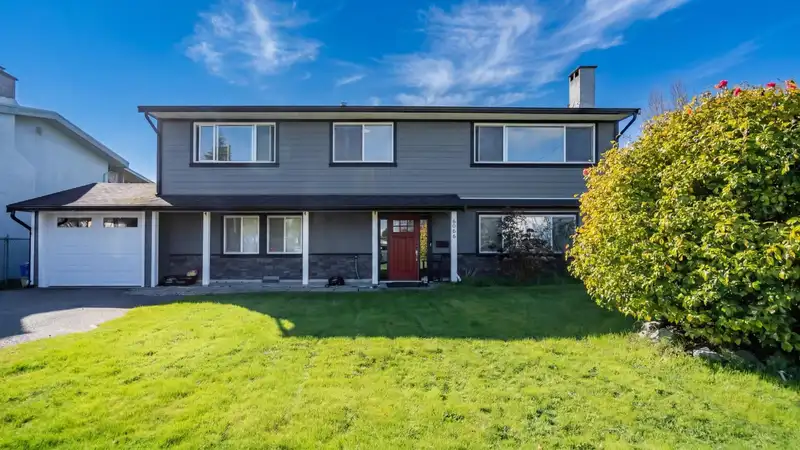 6096 49 AVENUE - photo 1 of 26