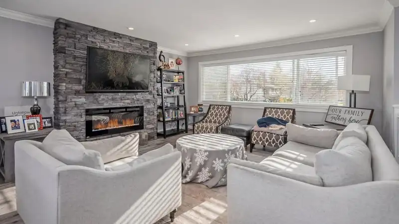 6096 49 AVENUE - photo 2 of 26