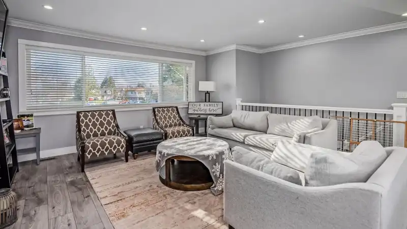 6096 49 AVENUE - photo 3 of 26