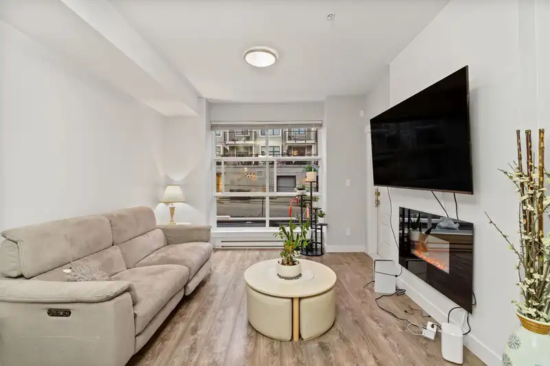 208 827 RODERICK AVENUE - photo 3 of 16