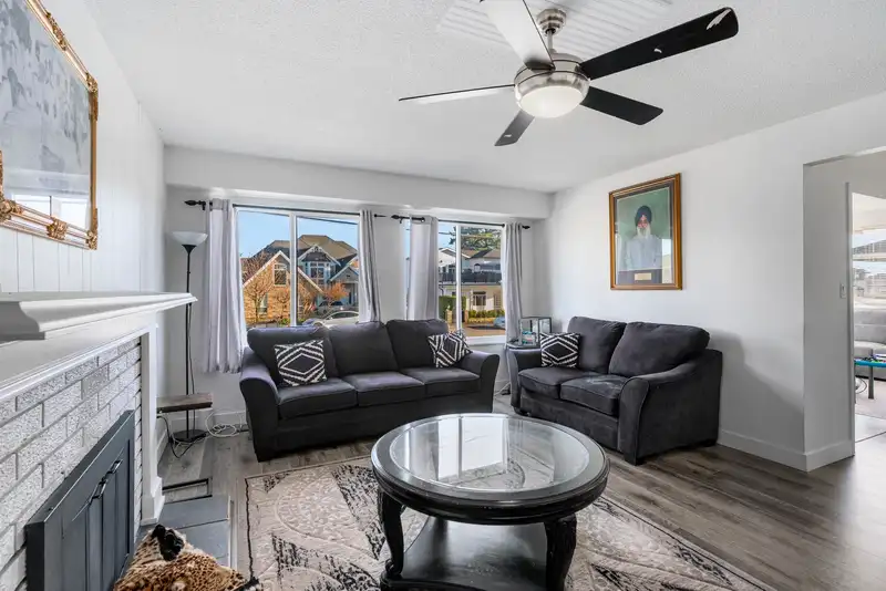 7923 122A STREET - photo 3 of 39