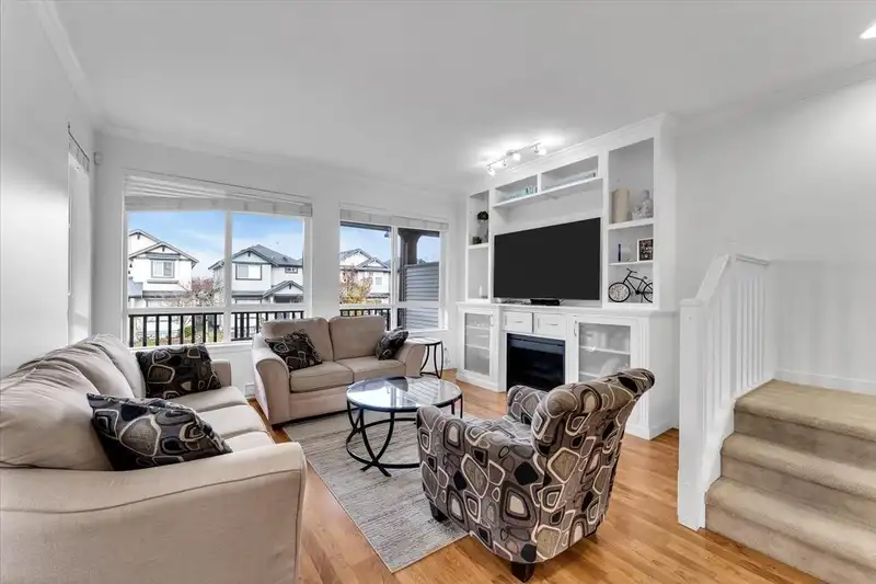 26 16772 61 AVENUE - photo 4 of 11