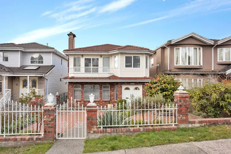 3240 CLIVE AVENUE - photo 1 of 38