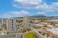 2208 3007 GLEN DRIVE - thumbnail 2