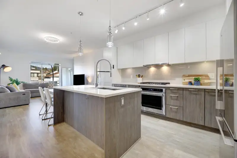 306 625 E 3RD STREET - photo 1 of 30