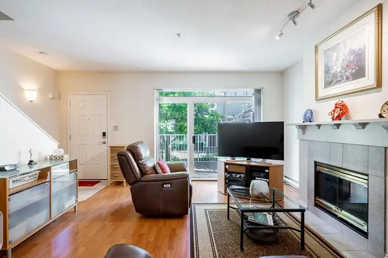 29 2422 HAWTHORNE AVENUE - photo 4 of 23