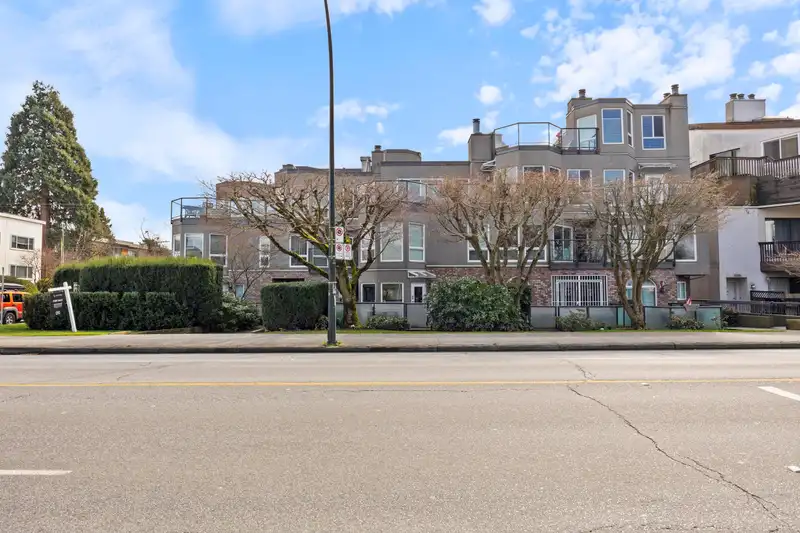 103 2110 CORNWALL AVENUE - photo 2 of 39