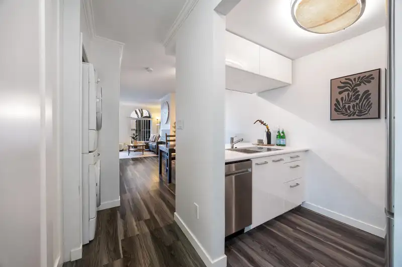 103 2110 CORNWALL AVENUE - photo 3 of 39