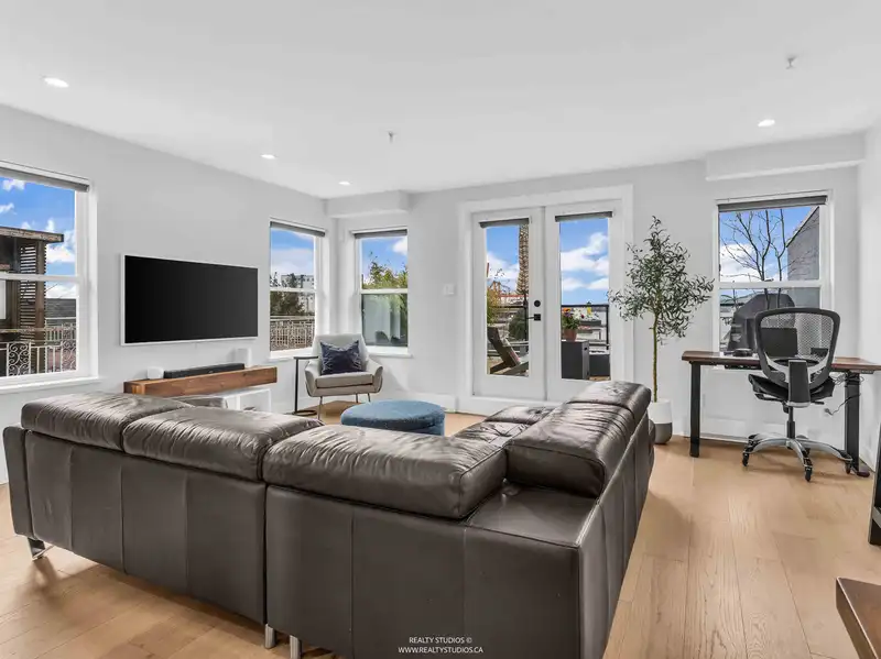 2168 WALL STREET - photo 4 of 32