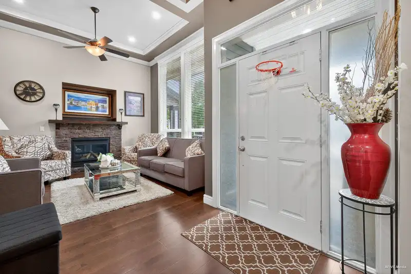 17372 64A AVENUE - photo 4 of 40