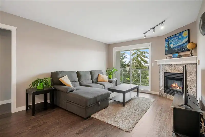 310 19835 64 AVENUE - photo 2 of 26