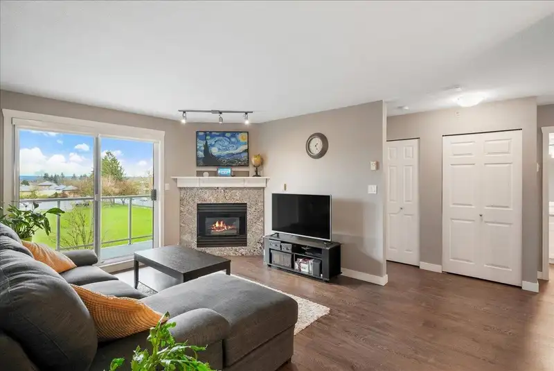 310 19835 64 AVENUE - photo 3 of 26