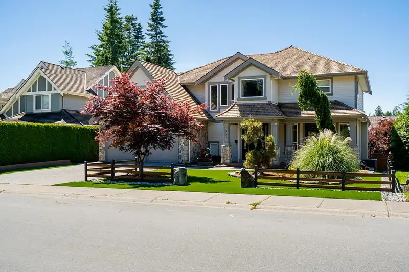 933 164 STREET - photo 1 of 40