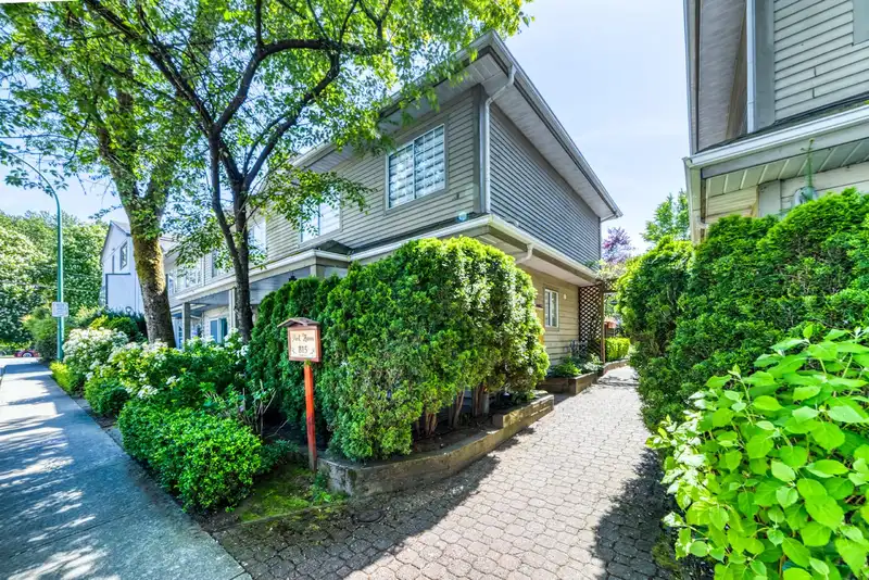 6 815 TOBRUCK AVENUE - photo 2 of 26