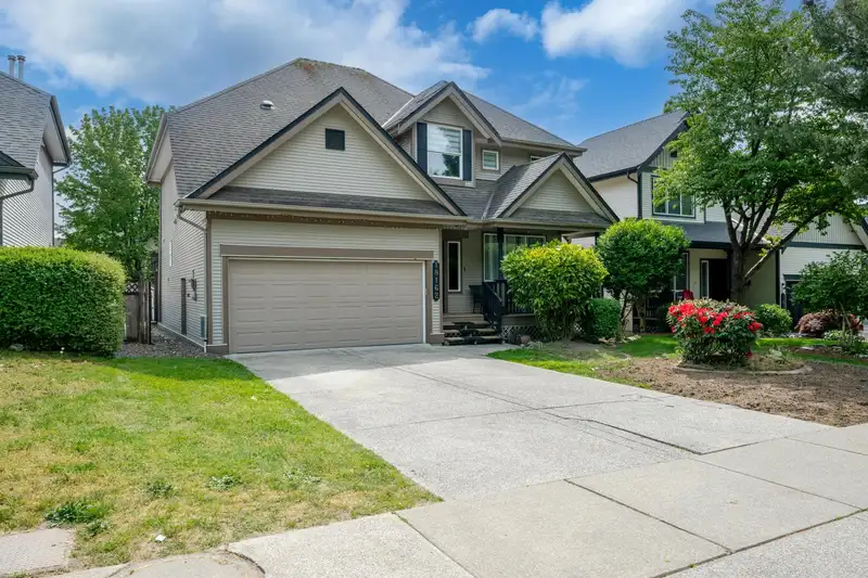 18162 69 AVENUE - photo 3 of 40