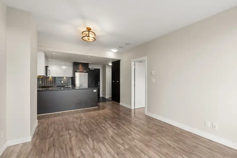 802 2968 GLEN DRIVE - photo 2 of 25