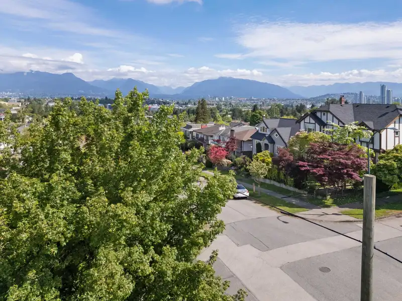 2798 E 24TH AVENUE - photo 3 of 40