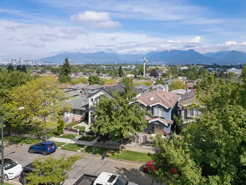 2798 E 24TH AVENUE - photo 4 of 40