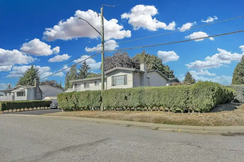 11183 74A AVENUE - photo 4 of 40