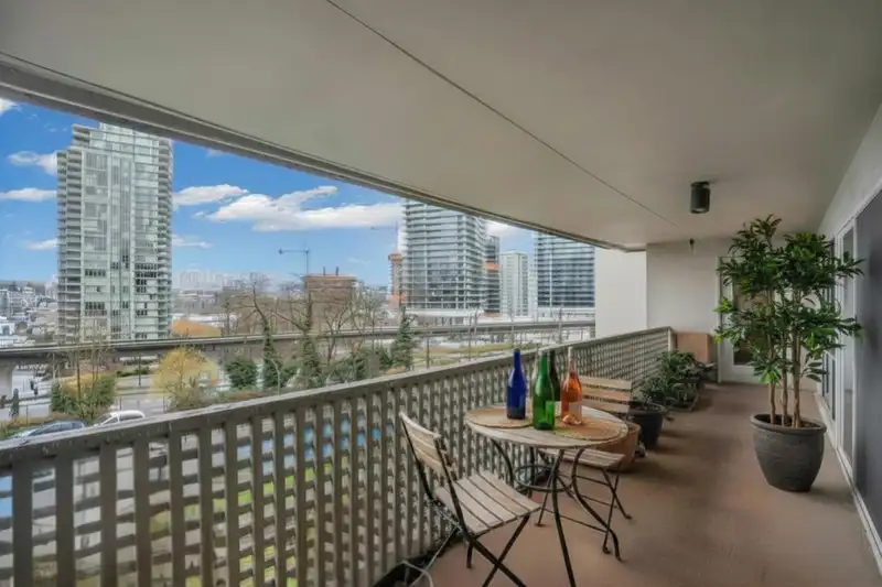 304 4941 LOUGHEED HIGHWAY - photo 2 of 13
