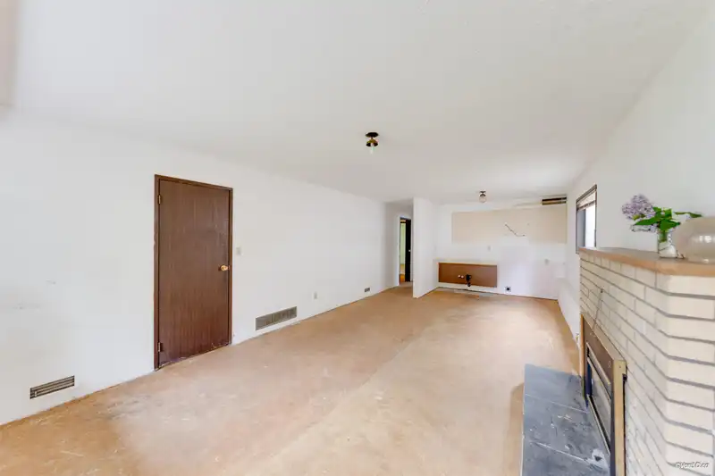 586 E 59TH AVENUE - photo 4 of 36