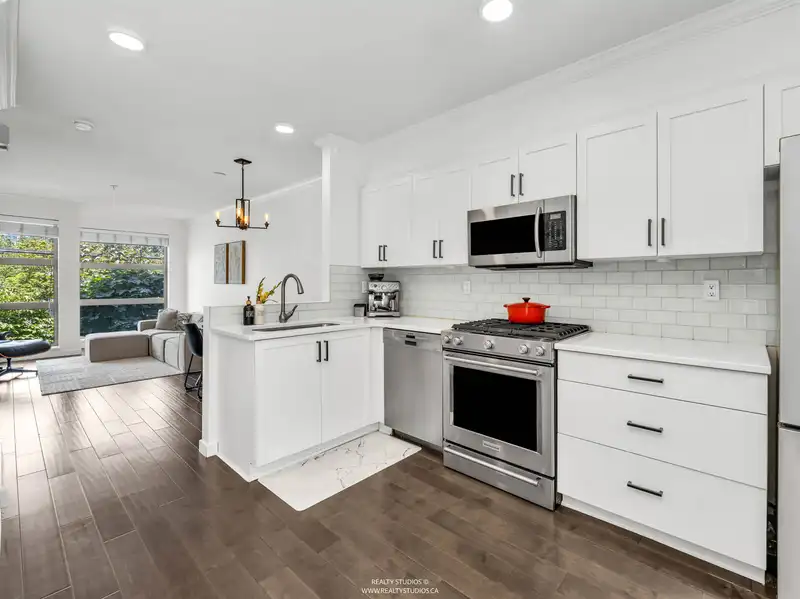 4 618 W 6TH AVENUE - photo 4 of 32