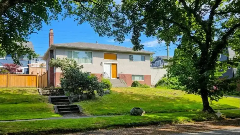 120 KOOTENAY STREET - photo 1 of 2