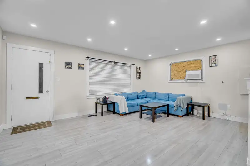 17834 60 AVENUE - photo 2 of 27