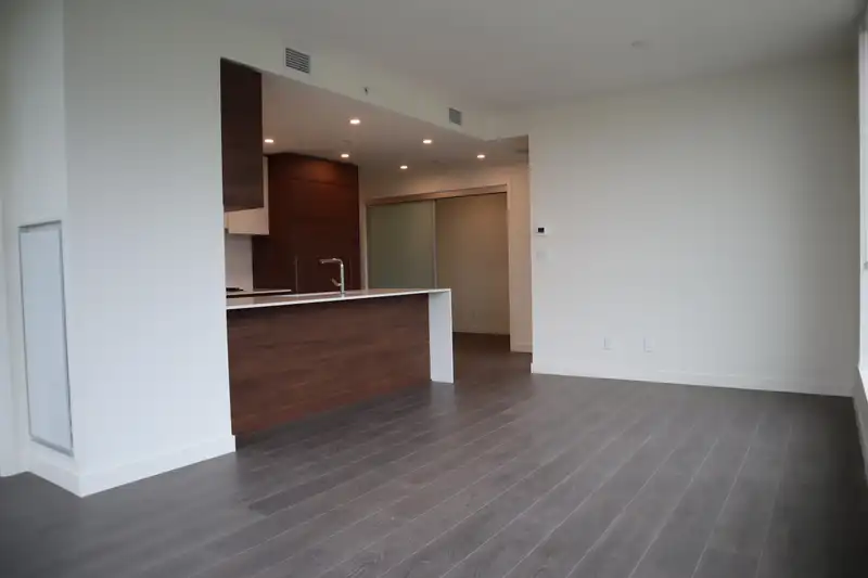 705 585 AUSTIN AVENUE - photo 3 of 16