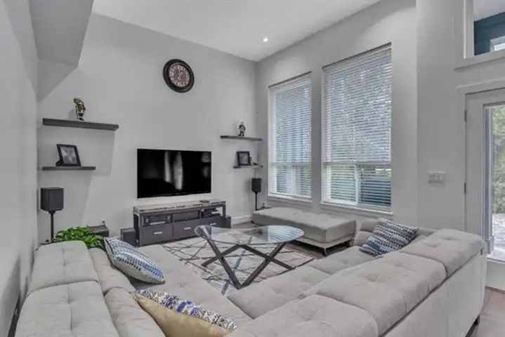 1892 KING GEORGE BOULEVARD - photo 3 of 11