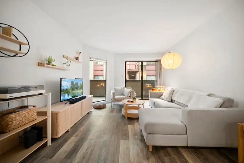 209 975 W 13TH AVENUE - photo 3 of 33