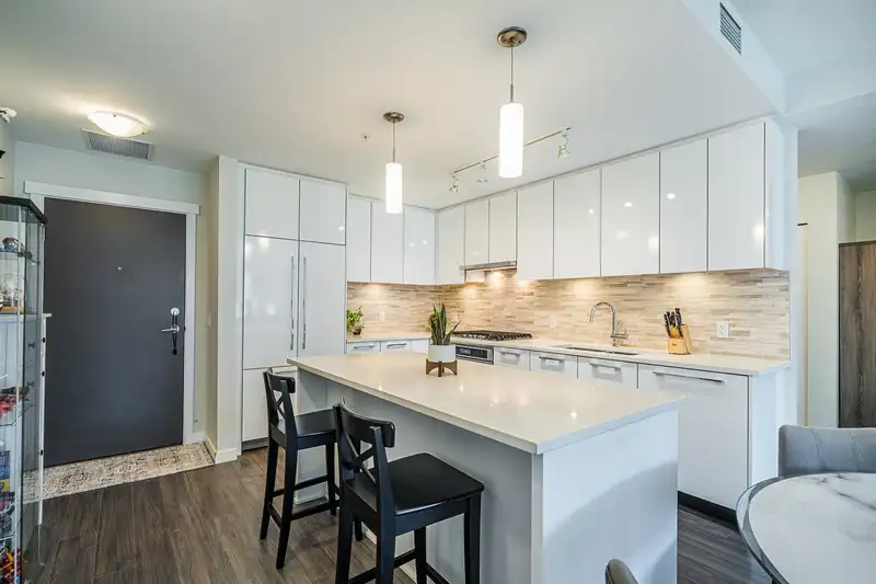 213 9551 ALEXANDRA ROAD - photo 3 of 34