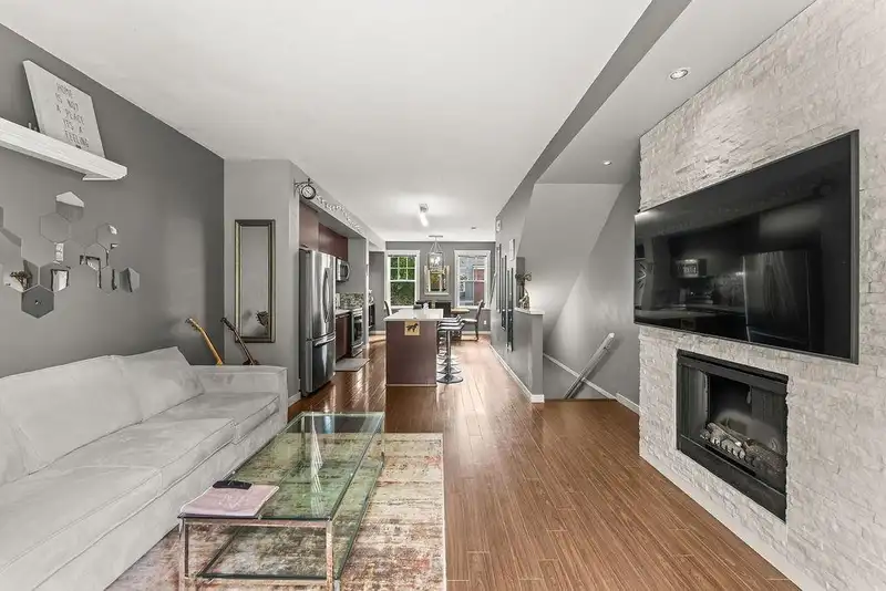 38 18983 72A AVENUE - photo 1 of 40
