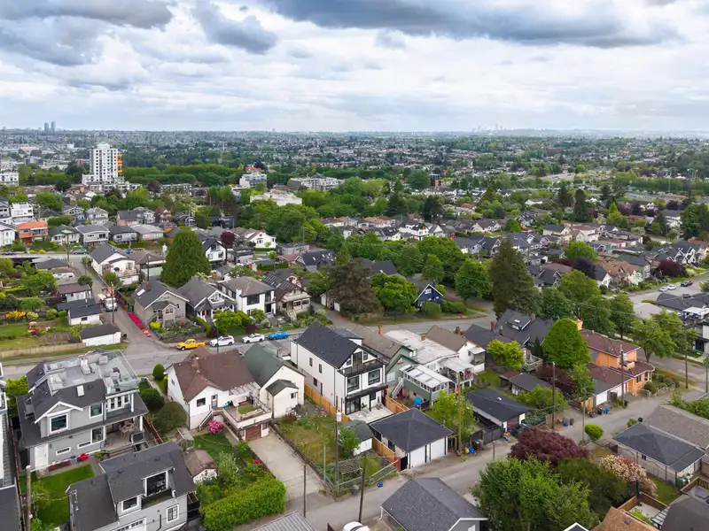 2 3645 DUNDAS STREET - photo 2 of 34