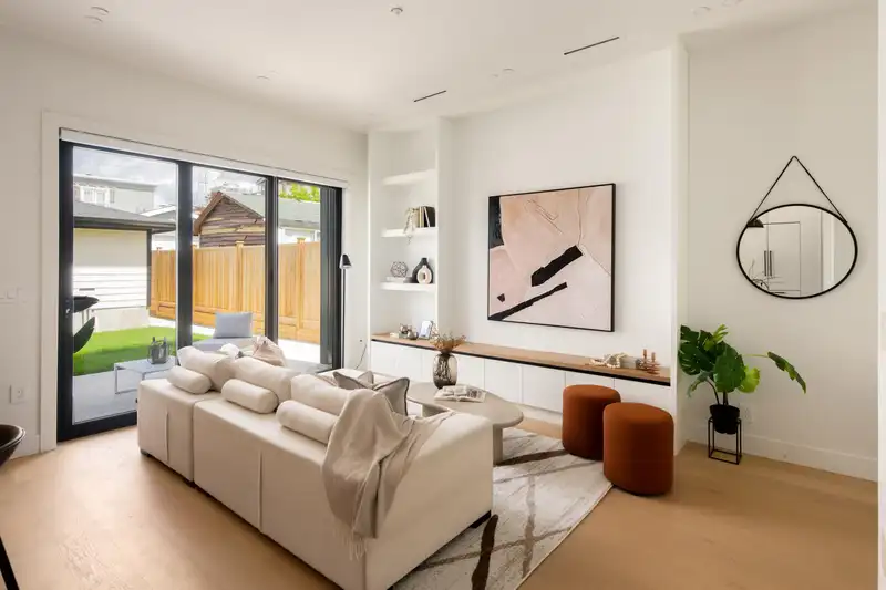 2 3645 DUNDAS STREET - photo 3 of 34
