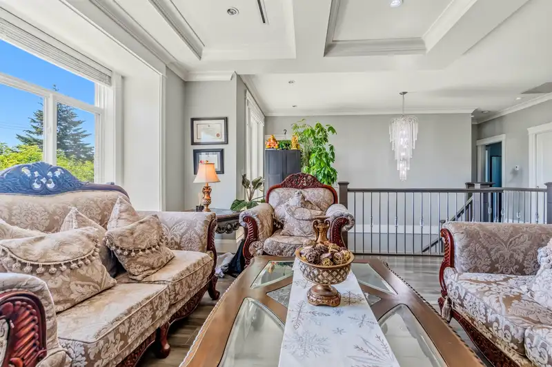 331 E EIGHTH AVENUE - photo 4 of 35